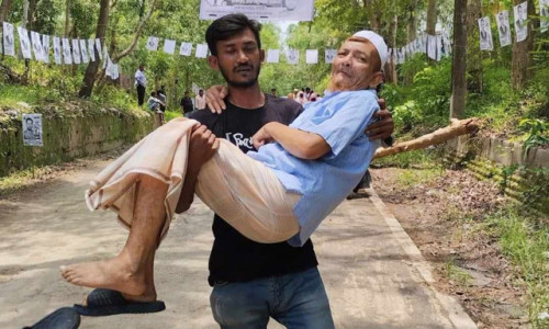 কাপ্তাইয়ে ষাটোর্ধ্ব অসুস্থ পিতা পুত্রের কোলে চড়ে ভোট দিতে