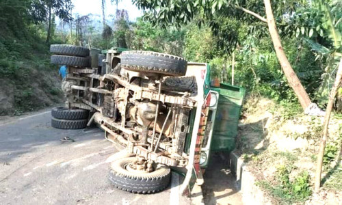 লামায় ট্রাক উল্টে শ্রমিক নিহত : আহত ৭