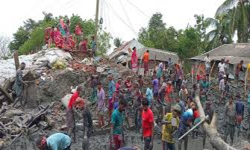 জনতার শ্রম ঘামে আটকাচ্ছে নোনাপানি