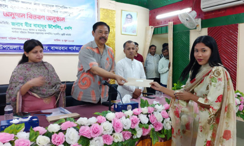 বান্দরবানে বিশ্ববিদ্যালয় ও কলেজ শিক্ষার্থীদের মাঝে অনুদানের চেক বিতরণ