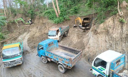 থানচিতে পাহাড় কেটে সাবাড় করছে যুবলীগ নেতা