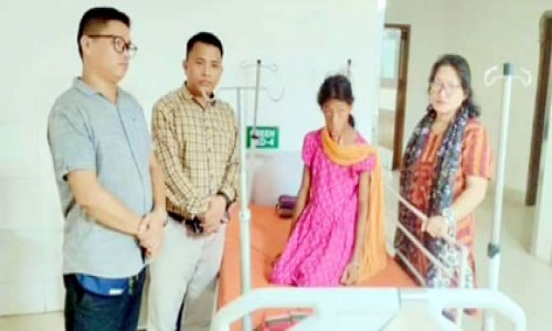 অগ্নিদগ্ধ রেশমি চাকমার পাশে দাঁড়ালেন আঃলীগ নেতা সুজন চাকমা