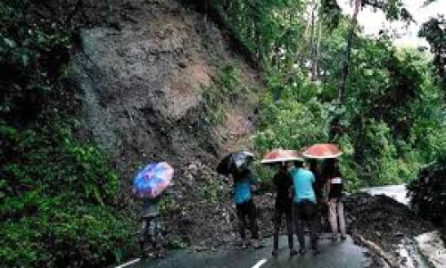 খাগড়াছড়িতে পাহাড় ধসে সড়ক যোগাযোগ বন্ধ