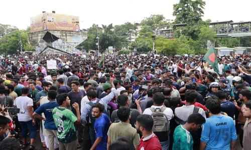 সরকারি চাকরিতে কোটা বাতিলের দাবিতে শাহবাগ মোড় অবরোধ