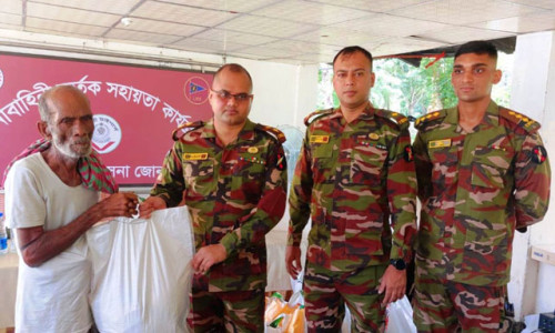 বান্দরবানে খাদ্য সহায়তা প্রদান করলো সেনাবাহিনী