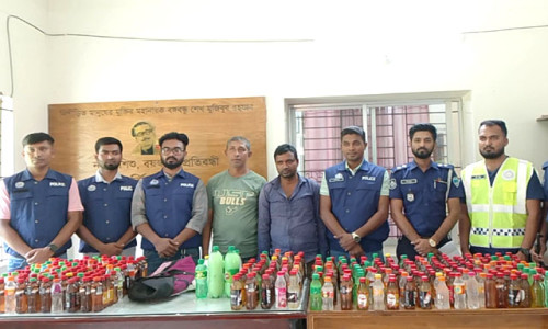 বাঘাইছড়িতে ৯০ লিটার চোলাই মদ’সহ ২ মাদক ব্যবসায়ী গ্রেপ্তার