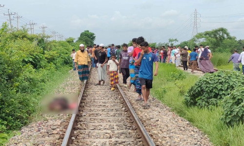 কারও মাথা, কারও অঙ্গবিচ্ছিন্ন লাশ দেখে ছুটে আসেন লোকজন