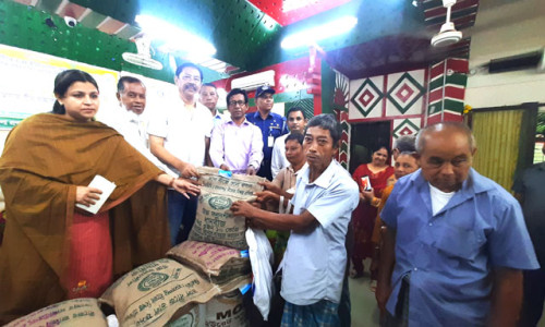 বান্দরবানে কৃষকদের উচ্চ ফলনশীল ধানের বীজ ও রাসায়ানিক সার প্রদান