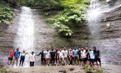 কাপ্তাইয়ের সীতা পাহাড়ের পাদদেশে অপূর্ব সুন্দর জোড়া ঝর্ণা