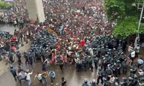 কোটা সংস্কারের দাবি: শিক্ষা অধিকার চত্বরে ব্যারিকেড ভেঙে এগিয়ে চলছে গণপদযাত্রা