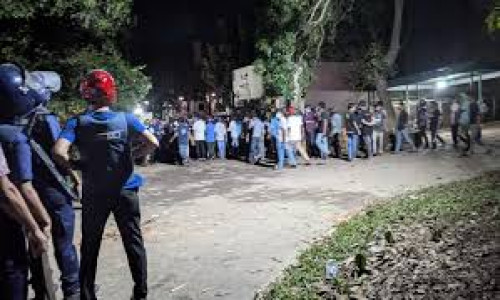 জাহাঙ্গীরনগর বিশ্ববিদ্যালয়ে গভীর রাতে উপাচার্যের বাসভবন চত্বরে শিক্ষার্থীদের মারধর