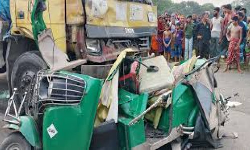 নরসিংদীতে ট্রাক ও অটোরিকশার মুখোমুখি সংঘর্ষে নিহত ৬