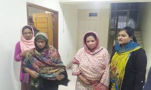 কুষ্টিয়ায় কর্তব্যরত ট্রাফিক পুলিশকে জুতা পেটানোর ঘটনায় অভিযুক্ত দুই নারী গ্রেপ্তার