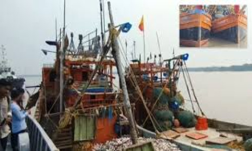 বাংলাদেশের দুই ট্রলারসহ ৭৯ নাবিক নিয়ে গেল ভারতের কোস্টগার্ড