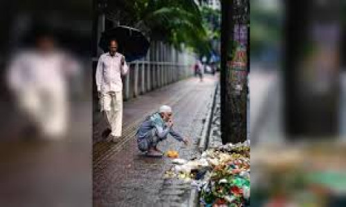 বাংলাদেশের রাস্তায় বৃদ্ধের উচ্ছিষ্ট খাওয়ার ছবিটি পুরোনো: রিউমর স্ক্যানার