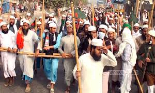 তাবলীগের সাদ অনুসারীদের জোড় ইজতেমা ঠেকাতে জুবায়েরপন্থীদের রাস্তা অবরোধ, গাড়ি ভাঙচুর
