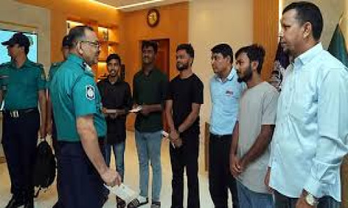 ধানমন্ডিতে ডাকাতি: চার ডাকাতকে ধরতে সহায়তা করায় ছয় নিরাপত্তাকর্মী পেলেন পুরস্কার