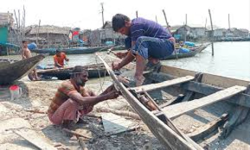 উপকূলের গ্রামে গ্রামে ঘুরে চার যুগ ধরে নৌকা বানান জামশেদ