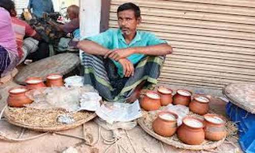 এক প্রজন্মে শুরু, চার প্রজন্ম ধরে ক্রেতা টানছে বাগমারার ‘পাতলা দই’