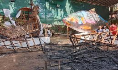 কালো টি–শার্ট পরা একজন মোটিফ দুটিতে আগুন দেন, পালিয়ে যান ২ মিনিটে