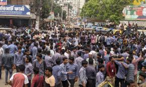 ৪ ঘণ্টা পরও সড়ক ছাড়েননি পলিটেকনিকের শিক্ষার্থীরা, সাতরাস্তাসহ আশপাশে তীব্র যানজট