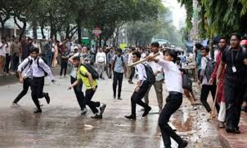 ঢাকা ও সিটি কলেজের শিক্ষার্থীদের মধ্যে আবার পাল্টাপাল্টি ধাওয়া, পুলিশের লাঠিপেটা