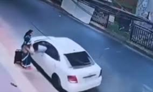 চলন্ত প্রাইভেটকারে ছিনতাইকারী এসে ছোঁ মেরে টান দিল ব্যাগ, টেনে নিয়ে গেল নারীকে