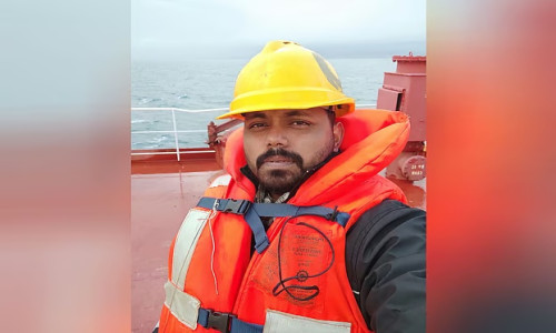 ক্ষতিগ্রস্ত জাহাজে আটকে পড়া বাংলাদেশি নাবিক বললেন, ‘আমাদের জীবন ঝুঁকিতে